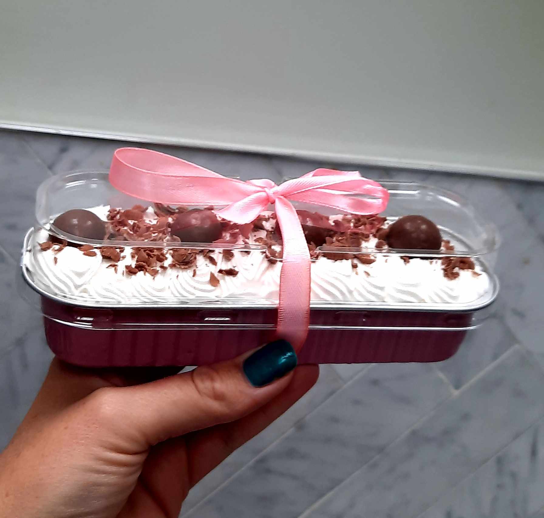 Chocolate mini cake/pink tin